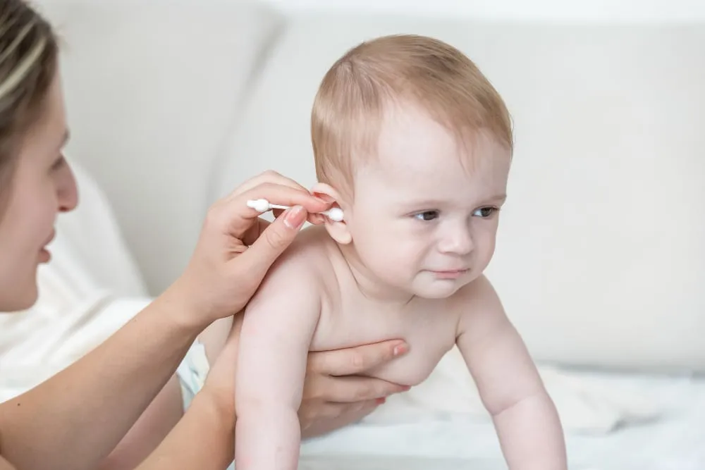 Comment nettoyer les oreilles de bébé : guide complet pour un nettoyage en toute sécurité