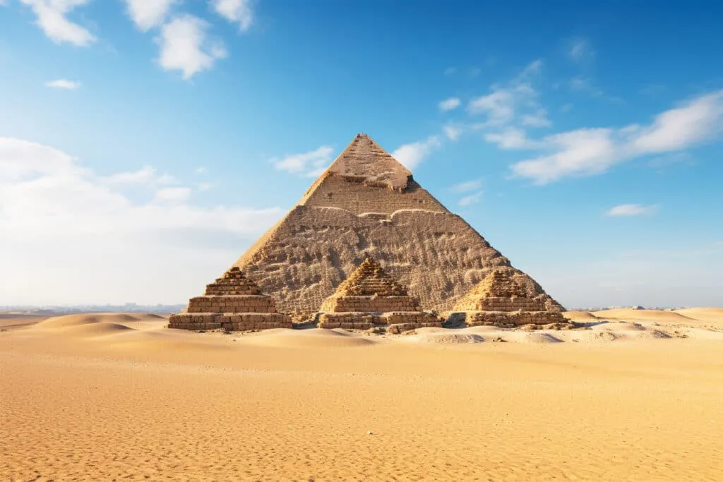 À la conquête du passé : découvrir les mystères des pyramides d’Égypte et leurs secrets anciens