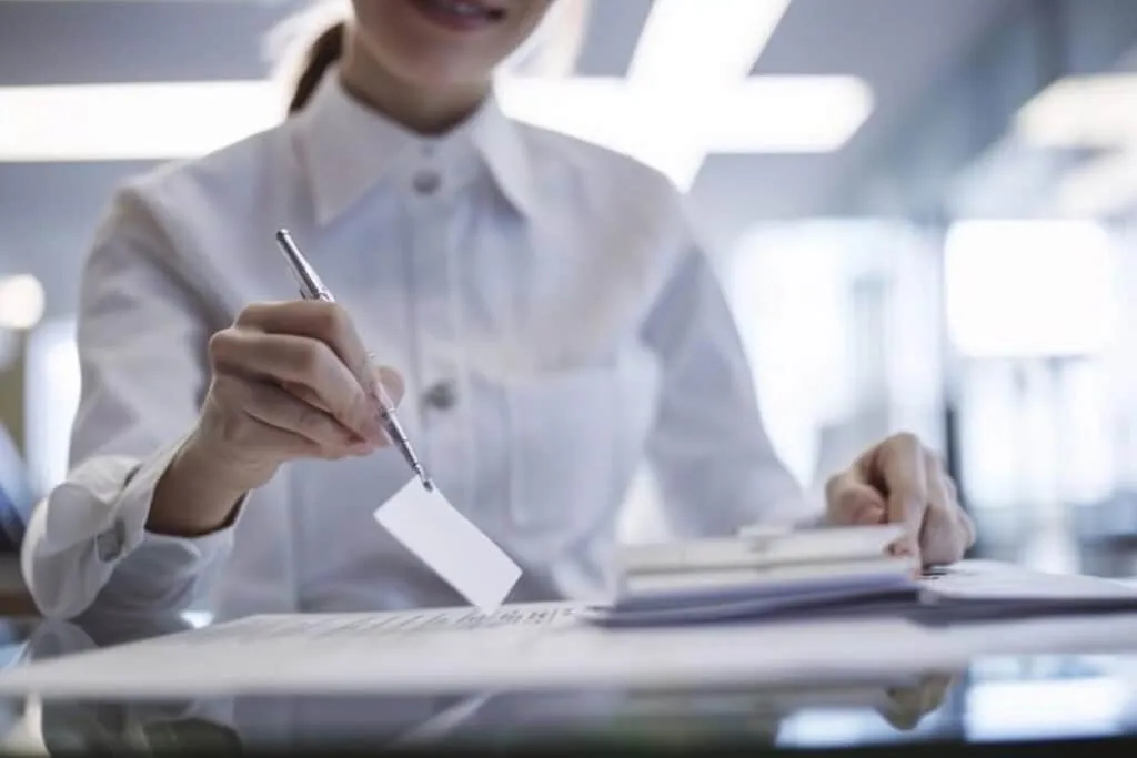 Pas de panique à la banque ! découvrez notre guide souriant pour remplir un chèque sans se tromper !