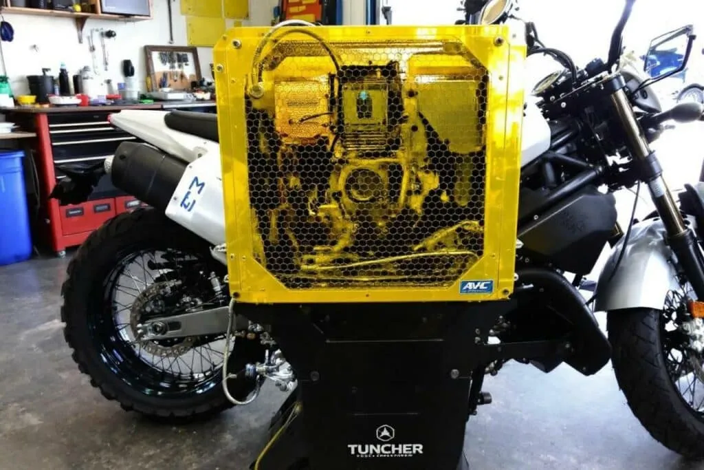 Compresseur de climatisation pour moto : comparaison avec auto