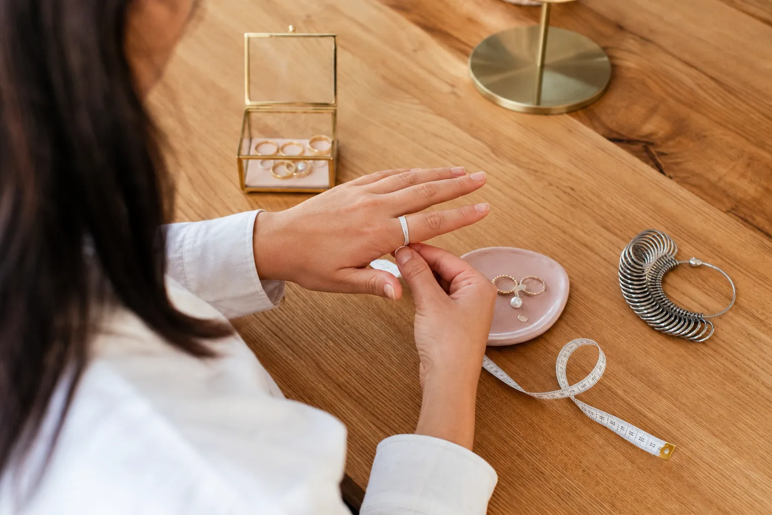 Comment connaître sa taille de bague : mesurer son tour de doigt sans se tromper
